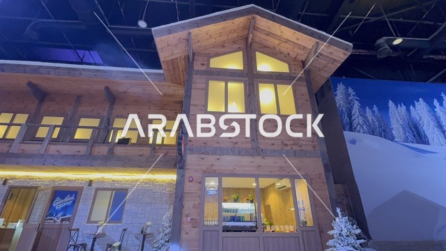 مقهي وكافي في تجربة كورفشيفل فى منطقة بوليفارد وورلد بالرياض، المملكة العربية السعودية يوم 25 من نوفمبر 2025، ديكور ثلجي ومشهد جبلي ،أجواء فاخرة تجمع الترفيه والاستجمام، فعالية ترفيهية شتوية مستوحاة من أجواء منتجعات التزلج الأوروبية،  مطاعم ومقاهي بطابع شتوي، أنشطة تفاعلية ممتعه