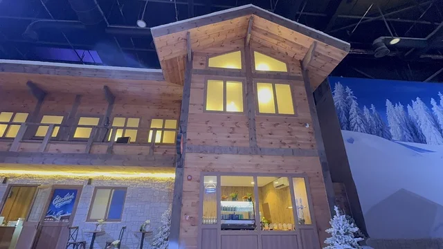 مقهي وكافي في تجربة كورفشيفل فى منطقة بوليفارد وورلد بالرياض، المملكة العربية السعودية يوم 25 من نوفمبر 2025، ديكور ثلجي ومشهد جبلي ،أجواء فاخرة تجمع الترفيه والاستجمام، فعالية ترفيهية شتوية مستوحاة من أجواء منتجعات التزلج الأوروبية،  مطاعم ومقاهي بطابع شتوي، أنشطة تفاعلية ممتعه