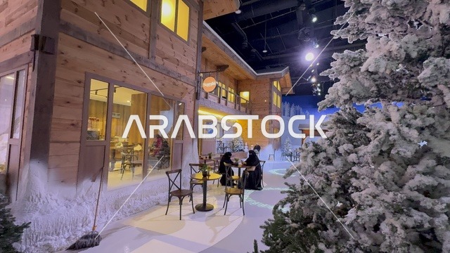 مقهي وكافي في تجربة كورفشيفل فى منطقة بوليفارد وورلد بالرياض، المملكة العربية السعودية يوم 25 من نوفمبر 2025، ديكور ثلجي ومشهد جبلي ،أجواء فاخرة تجمع الترفيه والاستجمام، فعالية ترفيهية شتوية مستوحاة من أجواء منتجعات التزلج الأوروبية،  مطاعم ومقاهي بطابع شتوي، أنشطة تفاعلية ممتعه