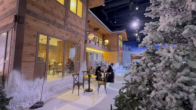 مقهي وكافي في تجربة كورفشيفل فى منطقة بوليفارد وورلد بالرياض، المملكة العربية السعودية يوم 25 من نوفمبر 2025، ديكور ثلجي ومشهد جبلي ،أجواء فاخرة تجمع الترفيه والاستجمام، فعالية ترفيهية شتوية مستوحاة من أجواء منتجعات التزلج الأوروبية،  مطاعم ومقاهي بطابع شتوي، أنشطة تفاعلية ممتعه