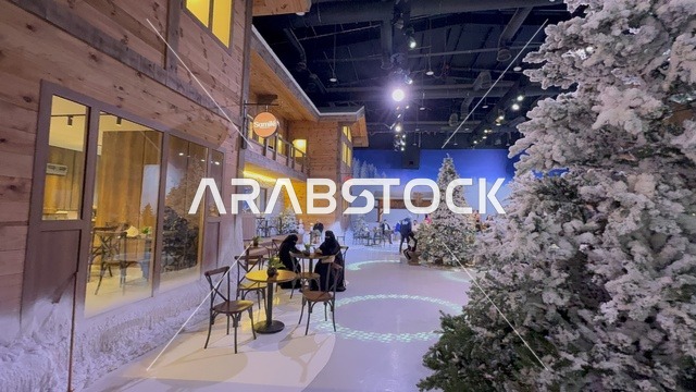 مقهي وكافي في تجربة كورفشيفل فى منطقة بوليفارد وورلد بالرياض، المملكة العربية السعودية يوم 25 من نوفمبر 2025، ديكور ثلجي ومشهد جبلي ،أجواء فاخرة تجمع الترفيه والاستجمام، فعالية ترفيهية شتوية مستوحاة من أجواء منتجعات التزلج الأوروبية،  مطاعم ومقاهي بطابع شتوي، أنشطة تفاعلية ممتعه