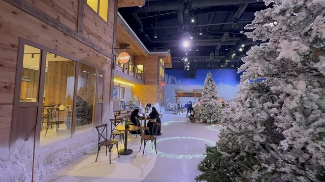 مقهي وكافي في تجربة كورفشيفل فى منطقة بوليفارد وورلد بالرياض، المملكة العربية السعودية يوم 25 من نوفمبر 2025، ديكور ثلجي ومشهد جبلي ،أجواء فاخرة تجمع الترفيه والاستجمام، فعالية ترفيهية شتوية مستوحاة من أجواء منتجعات التزلج الأوروبية،  مطاعم ومقاهي بطابع شتوي، أنشطة تفاعلية ممتعه