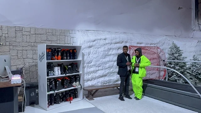 معدات التزلج  في تجربة كورفشيفل فى منطقة بوليفارد وورلد بالرياض، المملكة العربية السعودية يوم 25 من نوفمبر 2025، ديكور ثلجي ومشهد جبلي ،أجواء فاخرة تجمع الترفيه والاستجمام، فعالية ترفيهية شتوية مستوحاة من أجواء منتجعات التزلج الأوروبية،  مطاعم ومقاهي بطابع شتوي، أنشطة تفاعلية ممتعه