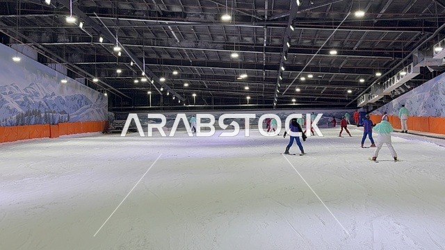 ممارسة رياضة التزلج  في تجربة كورفشيفل فى منطقة بوليفارد وورلد بالرياض، المملكة العربية السعودية يوم 25 من نوفمبر 2025، ديكور ثلجي ومشهد جبلي ،أجواء فاخرة تجمع الترفيه والاستجمام، فعالية ترفيهية شتوية مستوحاة من أجواء منتجعات التزلج الأوروبية،  مطاعم ومقاهي بطابع شتوي، أنشطة تفاعلية ممتعه