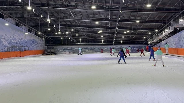 ممارسة رياضة التزلج  في تجربة كورفشيفل فى منطقة بوليفارد وورلد بالرياض، المملكة العربية السعودية يوم 25 من نوفمبر 2025، ديكور ثلجي ومشهد جبلي ،أجواء فاخرة تجمع الترفيه والاستجمام، فعالية ترفيهية شتوية مستوحاة من أجواء منتجعات التزلج الأوروبية،  مطاعم ومقاهي بطابع شتوي، أنشطة تفاعلية ممتعه