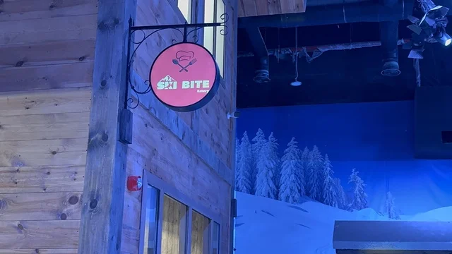 لافتة مطعم سكاى بايت في تجربة كورشيفل فى منطقة بوليفارد وورلد بالرياض، المملكة العربية السعودية يوم 25 من نوفمبر 2025، فعالية ترفيهية شتوية مستوحاة من أجواء منتجعات التزلج الأوروبية، ديكور ثلجي ومشهد جبلي، أجواء فاخرة تجمع الترفيه والاستجمام، مطاعم ومقاهي بطابع شتوي، أنشطة تفاعلية ممتعه