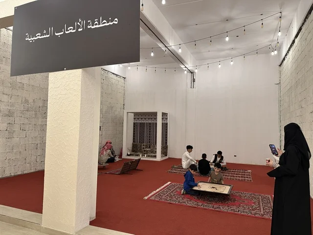 منطقة الالعاب الشعبية في فعالية حياة زمان في أسواق الحياة بلازا في مدينة الدمام بالمنطقة الشرقية 9 يناير 2026 ، فعالية تراثية في فصل الشتاء، محاكاة تفاصيل الحياة القديمة ونمط حياة الأجداد