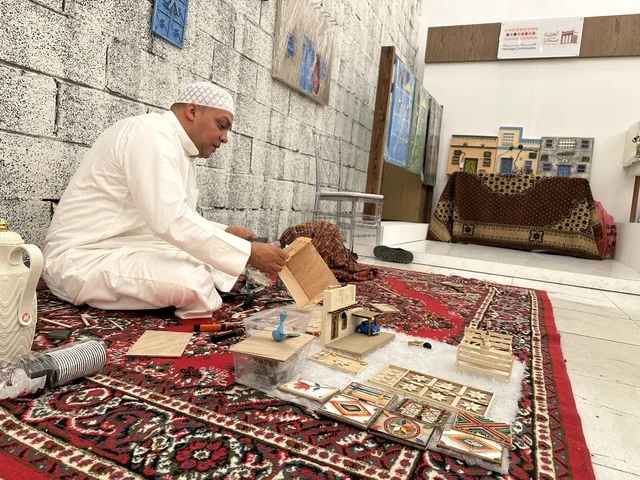 الفن اليدوي في فعالية حياة زمان في أسواق الحياة بلازا في مدينة الدمام بالمنطقة الشرقية 9 يناير 2026 ، فعالية تراثية في فصل الشتاء، محاكاة تفاصيل الحياة القديمة ونمط حياة الأجداد