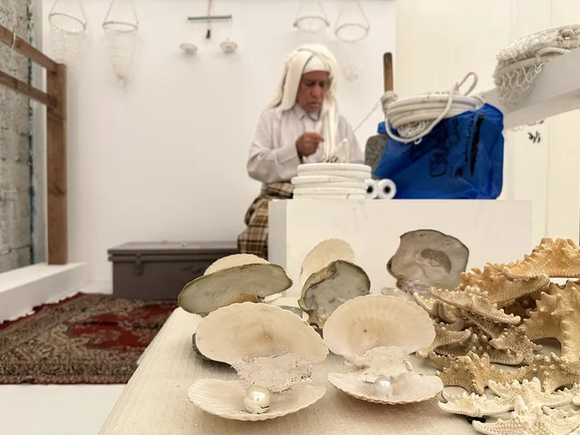 فن صناعة شباك البحر في فعالية حياة زمان في أسواق الحياة بلازا في مدينة الدمام بالمنطقة الشرقية 9 يناير 2026 ، فعالية تراثية في فصل الشتاء، محاكاة تفاصيل الحياة القديمة ونمط حياة الأجداد