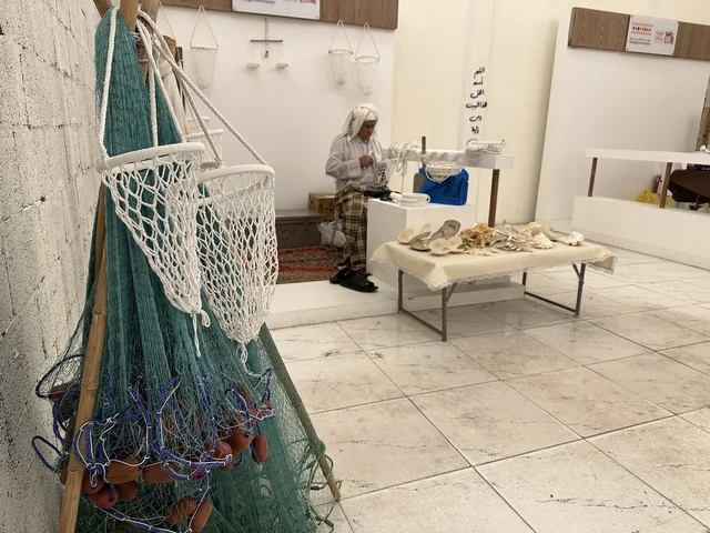 فن صناعة شباك البحر في فعالية حياة زمان في أسواق الحياة بلازا في مدينة الدمام بالمنطقة الشرقية 9 يناير 2026 ، فعالية تراثية في فصل الشتاء، محاكاة تفاصيل الحياة القديمة ونمط حياة الأجداد