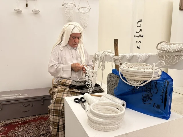 فن صناعة شباك البحر في فعالية حياة زمان في أسواق الحياة بلازا في مدينة الدمام بالمنطقة الشرقية 9 يناير 2026 ، فعالية تراثية في فصل الشتاء، محاكاة تفاصيل الحياة القديمة ونمط حياة الأجداد