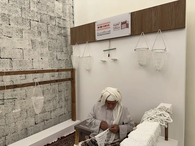 فن صناعة شباك البحر في فعالية حياة زمان في أسواق الحياة بلازا في مدينة الدمام بالمنطقة الشرقية 9 يناير 2026 ، فعالية تراثية في فصل الشتاء، محاكاة تفاصيل الحياة القديمة ونمط حياة الأجداد