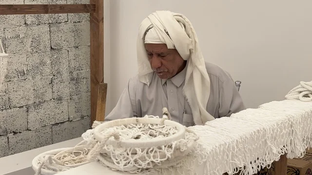 فن صناعة شباك البحر في فعالية حياة زمان في أسواق الحياة بلازا في مدينة الدمام بالمنطقة الشرقية 9 يناير 2026 ، فعالية تراثية في فصل الشتاء، محاكاة تفاصيل الحياة القديمة ونمط حياة الأجداد