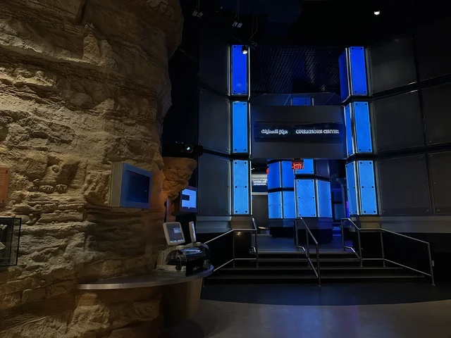 مركز العمليات بمعرض الطاقة فى مركز الملك عبدالعزيز الثقافي العالمي ( إثراء ) بالظهران ، المنطقة الشرقية، المملكة العربية السعودية، يوم 19 من يناير 2026 ، فعالية تسلط الضوء على مصادر الطاقة والتقنيات الحديثة، معروضات تعليمية وتجارب علمية مبتكرة، محتوى تعريفي يربط بين الاستدامة والابتكار، أجواء ثقافية ملهمة تناسب جميع الفئات.