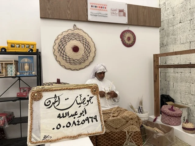 فن صناعة الخوص في فعالية حياة زمان في أسواق الحياة بلازا في مدينة الدمام بالمنطقة الشرقية 9 يناير 2026 ، فعالية تراثية في فصل الشتاء، محاكاة تفاصيل الحياة القديمة ونمط حياة الأجداد