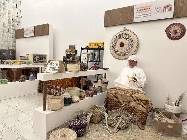 فن صناعة الخوص في فعالية حياة زمان في أسواق الحياة بلازا في مدينة الدمام بالمنطقة الشرقية 9 يناير 2026 ، فعالية تراثية في فصل الشتاء، محاكاة تفاصيل الحياة القديمة ونمط حياة الأجداد