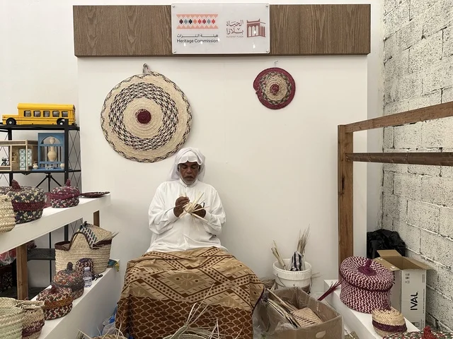 فن صناعة الخوص في فعالية حياة زمان في أسواق الحياة بلازا في مدينة الدمام بالمنطقة الشرقية 9 يناير 2026 ، فعالية تراثية في فصل الشتاء، محاكاة تفاصيل الحياة القديمة ونمط حياة الأجداد