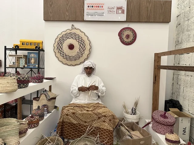 فن صناعة الخوص في فعالية حياة زمان في أسواق الحياة بلازا في مدينة الدمام بالمنطقة الشرقية 9 يناير 2026 ، فعالية تراثية في فصل الشتاء، محاكاة تفاصيل الحياة القديمة ونمط حياة الأجداد