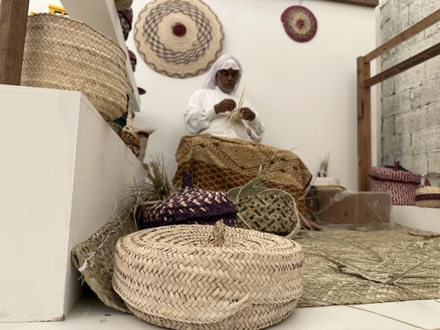 فن صناعة الخوص في فعالية حياة زمان في أسواق الحياة بلازا في مدينة الدمام بالمنطقة الشرقية 9 يناير 2026 ، فعالية تراثية في فصل الشتاء، محاكاة تفاصيل الحياة القديمة ونمط حياة الأجداد