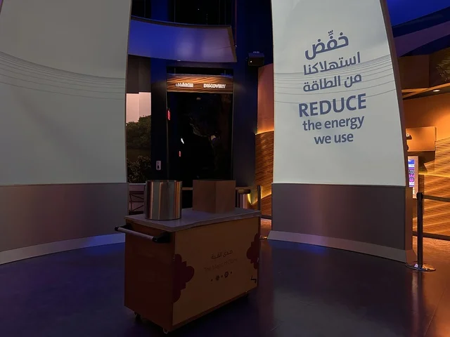 لوحة ارشادية تعليمية بمعرض الطاقة فى مركز الملك عبدالعزيز الثقافي العالمي ( إثراء ) بالظهران ، المنطقة الشرقية، المملكة العربية السعودية، يوم 19 من يناير 2026 ، فعالية تسلط الضوء على مصادر الطاقة والتقنيات الحديثة، معروضات تعليمية وتجارب علمية مبتكرة، محتوى تعريفي يربط بين الاستدامة والابتكار، أجواء ثقافية ملهمة تناسب جميع الفئات.