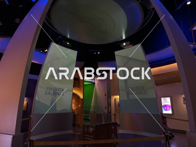 لوحة ارشادية تعليمية بمعرض الطاقة فى مركز الملك عبدالعزيز الثقافي العالمي ( إثراء ) بالظهران ، المنطقة الشرقية، المملكة العربية السعودية، يوم 19 من يناير 2026 ، فعالية تسلط الضوء على مصادر الطاقة والتقنيات الحديثة، معروضات تعليمية وتجارب علمية مبتكرة، محتوى تعريفي يربط بين الاستدامة والابتكار، أجواء ثقافية ملهمة تناسب جميع الفئات.