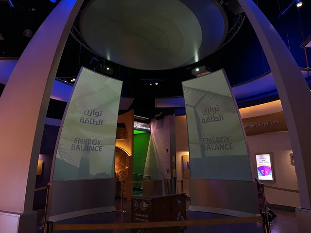 لوحة ارشادية تعليمية بمعرض الطاقة فى مركز الملك عبدالعزيز الثقافي العالمي ( إثراء ) بالظهران ، المنطقة الشرقية، المملكة العربية السعودية، يوم 19 من يناير 2026 ، فعالية تسلط الضوء على مصادر الطاقة والتقنيات الحديثة، معروضات تعليمية وتجارب علمية مبتكرة، محتوى تعريفي يربط بين الاستدامة والابتكار، أجواء ثقافية ملهمة تناسب جميع الفئات.