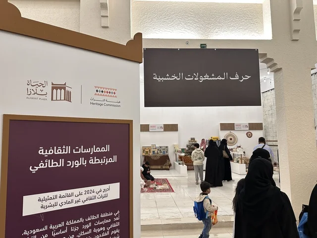 حرف المشغولات الخشبية في فعالية حياة زمان في أسواق الحياة بلازا في مدينة الدمام بالمنطقة الشرقية 9 يناير 2026 ، فعالية تراثية في فصل الشتاء، محاكاة تفاصيل الحياة القديمة ونمط حياة الأجداد