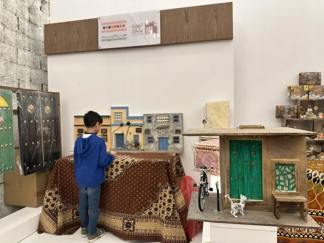 حرف المشغولات الخشبية في فعالية حياة زمان في أسواق الحياة بلازا في مدينة الدمام بالمنطقة الشرقية 9 يناير 2026 ، فعالية تراثية في فصل الشتاء، محاكاة تفاصيل الحياة القديمة ونمط حياة الأجداد