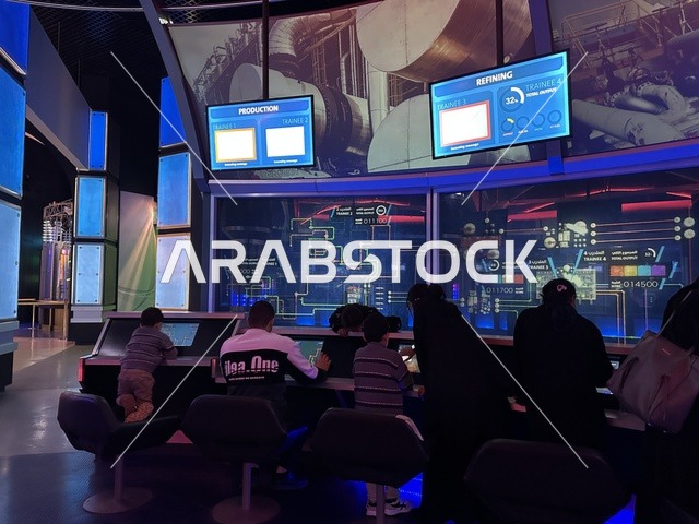 تجربة علمية عبر شاشة الكترونية حديثة بمعرض الطاقة فى مركز الملك عبدالعزيز الثقافي العالمي ( إثراء ) بالظهران ، المنطقة الشرقية، المملكة العربية السعودية، يوم 19 من يناير 2026 ، فعالية تسلط الضوء على مصادر الطاقة والتقنيات الحديثة،  محتوى تعريفي يربط بين الاستدامة والابتكار، أجواء ثقافية ملهمة تناسب جميع الفئات.