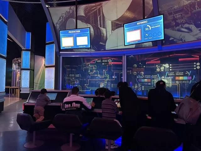 تجربة علمية عبر شاشة الكترونية حديثة بمعرض الطاقة فى مركز الملك عبدالعزيز الثقافي العالمي ( إثراء ) بالظهران ، المنطقة الشرقية، المملكة العربية السعودية، يوم 19 من يناير 2026 ، فعالية تسلط الضوء على مصادر الطاقة والتقنيات الحديثة،  محتوى تعريفي يربط بين الاستدامة والابتكار، أجواء ثقافية ملهمة تناسب جميع الفئات.