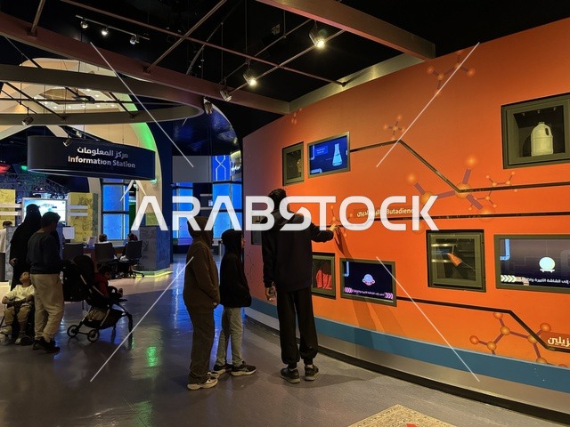 استخدام التقنيات الحديثة فى التعلم ، مركز المعلومات بمعرض الطاقة فى مركز الملك عبدالعزيز الثقافي العالمي ( إثراء ) بالظهران ، المنطقة الشرقية، المملكة العربية السعودية، يوم 19 من يناير 2026 ، محتوى تعريفي يربط بين الاستدامة والابتكار،فعالية تسلط الضوء على مصادر الطاقة والتقنيات الحديثة، معروضات تعليمية وتجارب علمية مبتكرة، أجواء ثقافية ملهمة تناسب جميع الفئات.