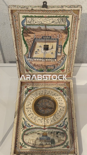 عرض بوصلة تاريخية في متحف البحر الأحمر في جدة في مبنى باب البنط التاريخي بجدة التاريخية 17  يناير 2026 ، معلم ثقافي حديث ، استكشاف تاريخ المنطقة، عرض مقتنيات نادرة تحكي قصة البحر الأحمر التاريخية