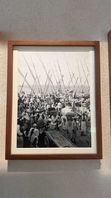 عرض صورة قديمة في متحف البحر الأحمر في جدة في مبنى باب البنط التاريخي بجدة التاريخية 17  يناير 2026 ، معلم ثقافي حديث ، استكشاف تاريخ المنطقة، عرض مقتنيات نادرة تحكي قصة البحر الأحمر التاريخية