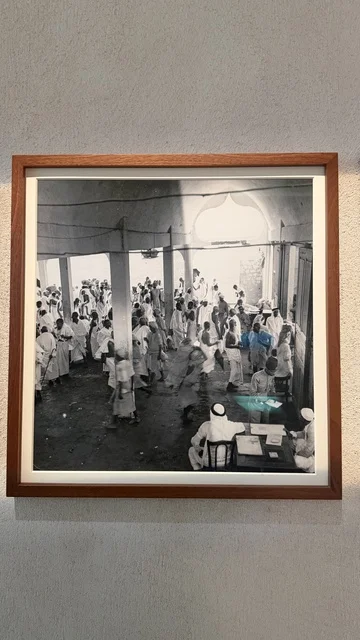 عرض صورة قديمة في متحف البحر الأحمر في جدة في مبنى باب البنط التاريخي بجدة التاريخية 17  يناير 2026 ، معلم ثقافي حديث ، استكشاف تاريخ المنطقة، عرض مقتنيات نادرة تحكي قصة البحر الأحمر التاريخية