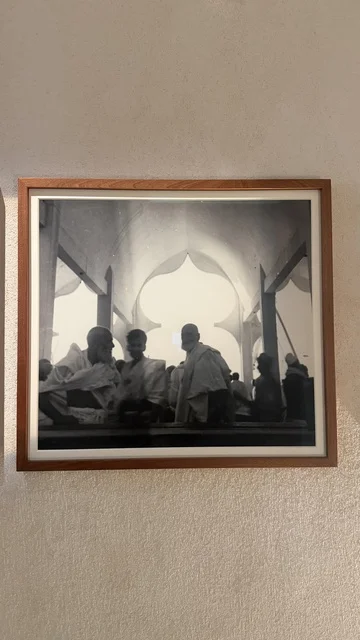 عرض صورة قديمة في متحف البحر الأحمر في جدة في مبنى باب البنط التاريخي بجدة التاريخية 17  يناير 2026 ، معلم ثقافي حديث ، استكشاف تاريخ المنطقة، عرض مقتنيات نادرة تحكي قصة البحر الأحمر التاريخية