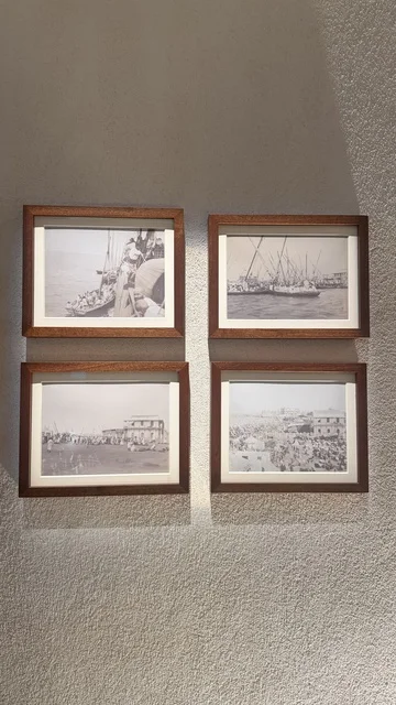 عرض صورة قديمة في متحف البحر الأحمر في جدة في مبنى باب البنط التاريخي بجدة التاريخية 17  يناير 2026 ، معلم ثقافي حديث ، استكشاف تاريخ المنطقة، عرض مقتنيات نادرة تحكي قصة البحر الأحمر التاريخية