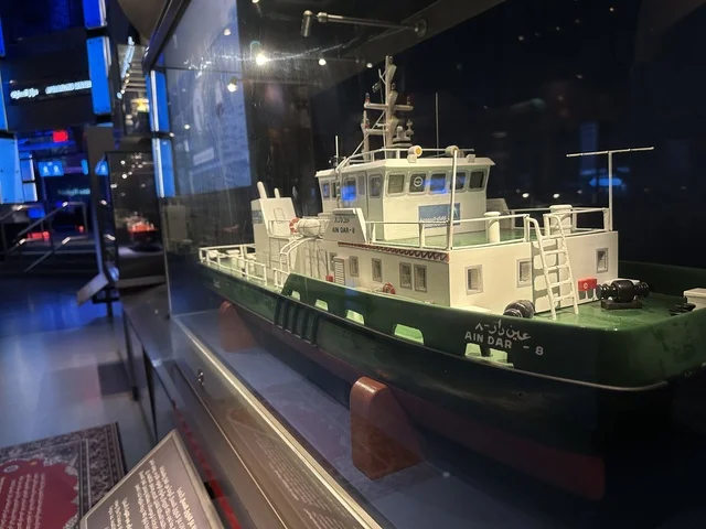 نموذج سفينة نقل بحري بمعرض الطاقة فى مركز الملك عبدالعزيز الثقافي العالمي ( إثراء ) بالظهران ، المنطقة الشرقية، المملكة العربية السعودية، يوم 19 من يناير 2026 ، محتوى تعريفي يربط بين الاستدامة والابتكار،فعالية تسلط الضوء على مصادر الطاقة والتقنيات الحديثة، معروضات تعليمية وتجارب علمية مبتكرة، أجواء ثقافية ملهمة تناسب جميع الفئات.