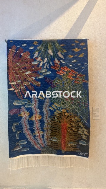 لوحة فنية قديمة في متحف البحر الأحمر في جدة في مبنى باب البنط التاريخي بجدة التاريخية 17  يناير 2026 ، معلم ثقافي حديث ، استكشاف تاريخ المنطقة، عرض مقتنيات نادرة تحكي قصة البحر الأحمر التاريخية