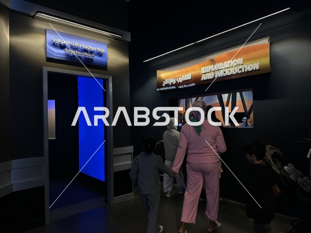 تجمع الزوار امام قسم التنقيب والانتاج بمعرض الطاقة فى مركز الملك عبدالعزيز الثقافي العالمي ( إثراء ) بالظهران ، المنطقة الشرقية، المملكة العربية السعودية، يوم 19 من يناير 2026 ، محتوى تعريفي يربط بين الاستدامة والابتكار،فعالية تسلط الضوء على مصادر الطاقة والتقنيات الحديثة، معروضات تعليمية وتجارب علمية مبتكرة، أجواء ثقافية ملهمة تناسب جميع الفئات.