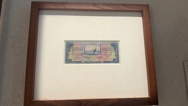 عملة قديمة في متحف البحر الأحمر في جدة في مبنى باب البنط التاريخي بجدة التاريخية 17  يناير 2026 ، معلم ثقافي حديث ، استكشاف تاريخ المنطقة، عرض مقتنيات نادرة تحكي قصة البحر الأحمر التاريخية