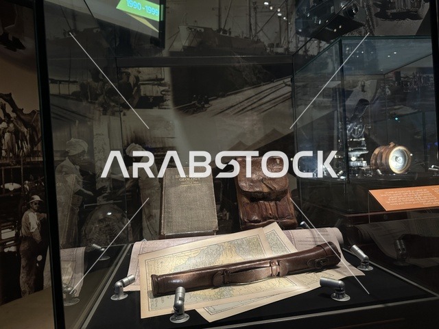 نموذج لمعدات الملاحة التاريخية والوثائق العسكرية بمتحف الفلوة والجوهرة في حي النزهة بمدينة الدمام، المنطقة الشرقية، المملكة العربية السعودية، يوم 21 من فبراير 2018 ، وجهة تعليمية وسياحية مميزة ، التراث السعودي، توثيق للحرف اليدوية والهوية السعودية ،معلم تراثي وثقافي يعرض تاريخ الأزياء والحلي التقليدية ، الفن الإسلامي