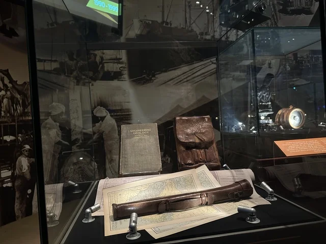 نموذج لمعدات الملاحة التاريخية والوثائق العسكرية بمتحف الفلوة والجوهرة في حي النزهة بمدينة الدمام، المنطقة الشرقية، المملكة العربية السعودية، يوم 21 من فبراير 2018 ، وجهة تعليمية وسياحية مميزة ، التراث السعودي، توثيق للحرف اليدوية والهوية السعودية ،معلم تراثي وثقافي يعرض تاريخ الأزياء والحلي التقليدية ، الفن الإسلامي