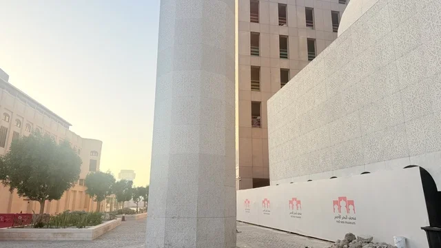 المعرض الخارجي لمتحف البحر الأحمر في جدة في مبنى باب البنط التاريخي بجدة التاريخية 17  يناير 2026 ، معلم ثقافي حديث ، استكشاف تاريخ المنطقة، عرض مقتنيات نادرة تحكي قصة البحر الأحمر التاريخية