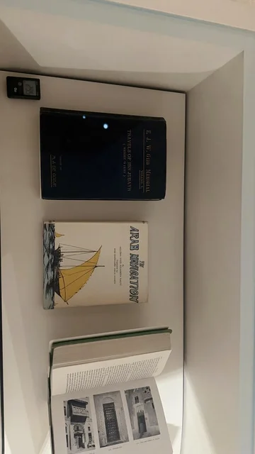 عرض كتب لتوثيق قصص الملاحة والتجارة والحج، استكشاف تاريخ المنطقة، متحف البحر الأحمر في جدة في مبنى باب البنط التاريخي بجدة التاريخية 17  يناير 2026 ، معلم ثقافي حديث ، عرض مقتنيات نادرة تحكي قصة البحر الأحمر التاريخية