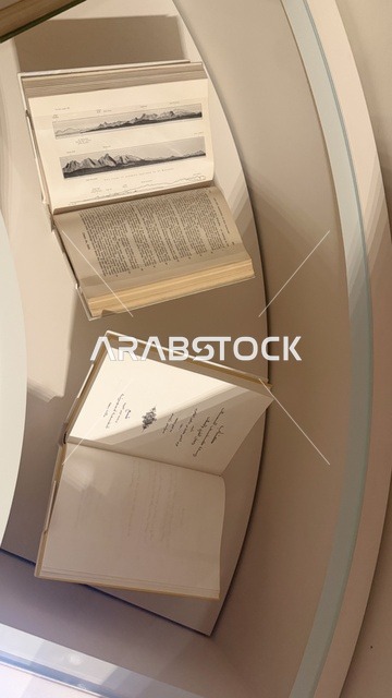 عرض كتب لتوثيق قصص الملاحة والتجارة والحج، استكشاف تاريخ المنطقة، متحف البحر الأحمر في جدة في مبنى باب البنط التاريخي بجدة التاريخية 17  يناير 2026 ، معلم ثقافي حديث ، عرض مقتنيات نادرة تحكي قصة البحر الأحمر التاريخية