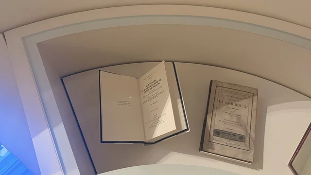 عرض كتب لتوثيق قصص الملاحة والتجارة والحج، استكشاف تاريخ المنطقة، متحف البحر الأحمر في جدة في مبنى باب البنط التاريخي بجدة التاريخية 17  يناير 2026 ، معلم ثقافي حديث ، عرض مقتنيات نادرة تحكي قصة البحر الأحمر التاريخية