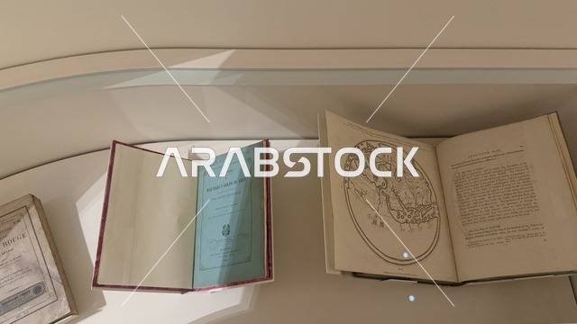 عرض كتب لتوثيق قصص الملاحة والتجارة والحج، استكشاف تاريخ المنطقة، متحف البحر الأحمر في جدة في مبنى باب البنط التاريخي بجدة التاريخية 17  يناير 2026 ، معلم ثقافي حديث ، عرض مقتنيات نادرة تحكي قصة البحر الأحمر التاريخية