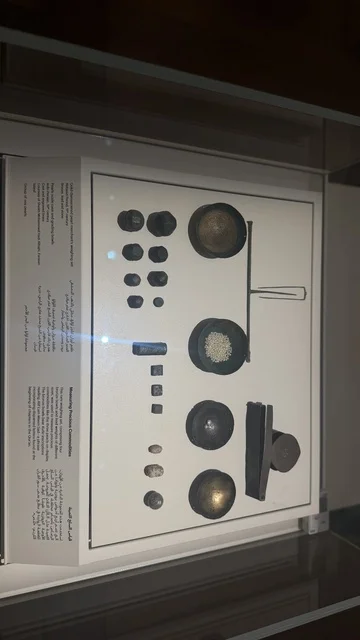 قطعة اثرية نادرة، استكشاف تاريخ المنطقة، متحف البحر الأحمر في جدة في مبنى باب البنط التاريخي بجدة التاريخية 17  يناير 2026 ، معلم ثقافي حديث ، عرض مقتنيات نادرة تحكي قصة البحر الأحمر التاريخية