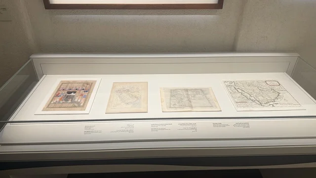 مخطوطة اثرية نادرة، استكشاف تاريخ المنطقة، متحف البحر الأحمر في جدة في مبنى باب البنط التاريخي بجدة التاريخية 17  يناير 2026 ، معلم ثقافي حديث ، عرض مقتنيات نادرة تحكي قصة البحر الأحمر التاريخية