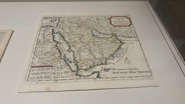 مخطوطة اثرية نادرة، استكشاف تاريخ المنطقة، متحف البحر الأحمر في جدة في مبنى باب البنط التاريخي بجدة التاريخية 17  يناير 2026 ، معلم ثقافي حديث ، عرض مقتنيات نادرة تحكي قصة البحر الأحمر التاريخية